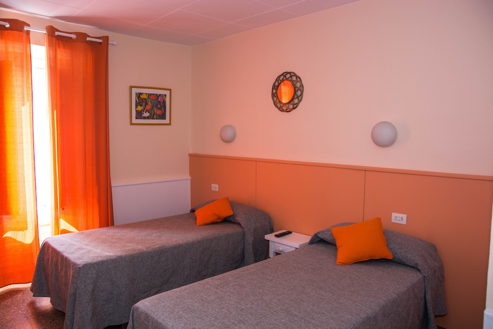 hostal emporda