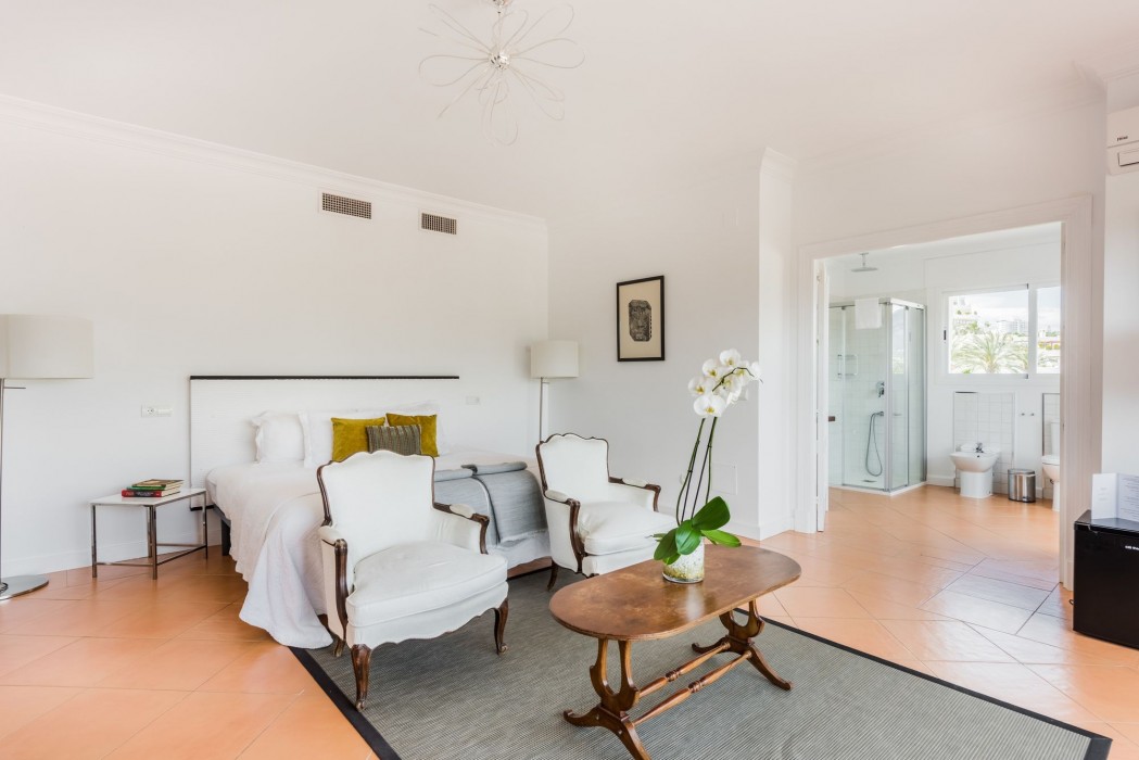 molo luxury suites puerto banus