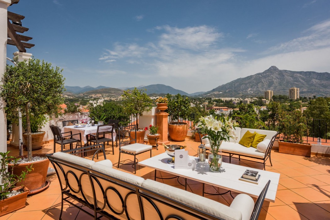 molo luxury suites puerto banus