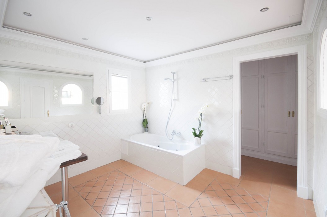 molo luxury suites puerto banus