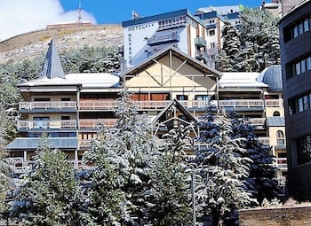 todosierranevada zona baja junto a los telecabinas