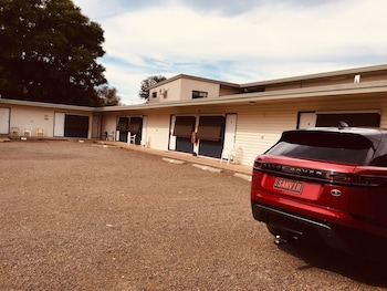 red cedar motel