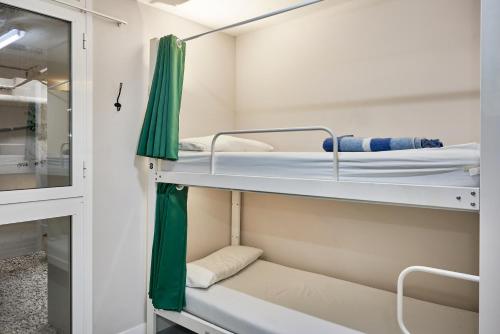 hola hostal eixample hostel