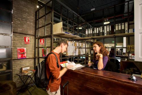 black swan hostel sevilla