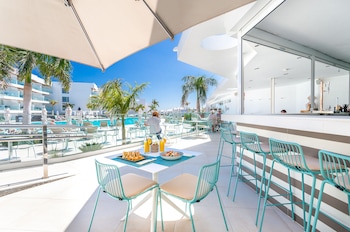 hotel lava beach