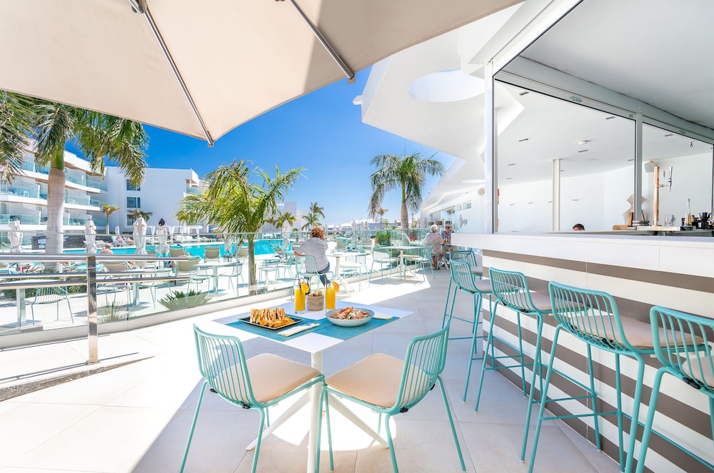 hotel lava beach