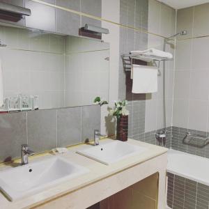 Hotel Petit Bateau,Near Guinea Palais Du Peuple,4 star