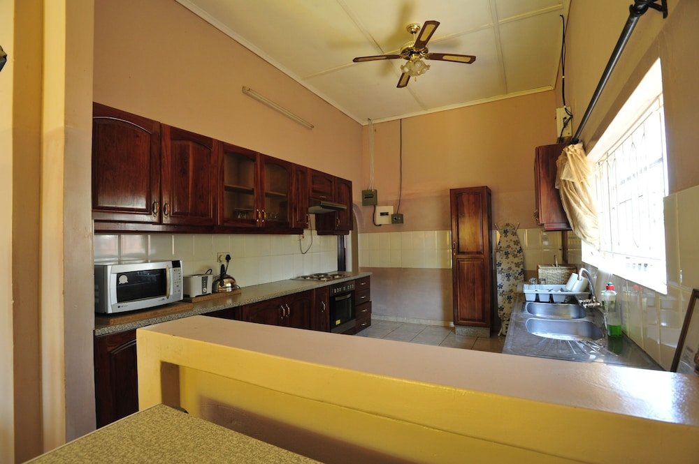 Premier Guest Lodge,Matabeleland North>>Victoria Falls,4 star