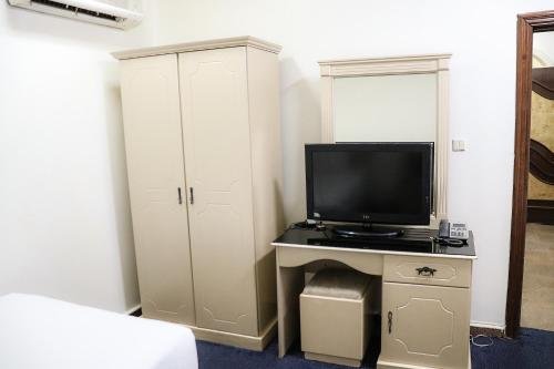 Al Farhan Hotel Suites (Exit 15),,2 star
