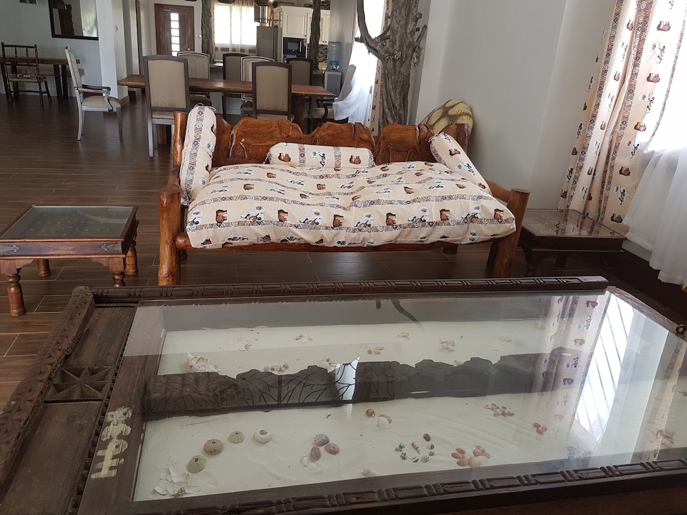 Queens Chateau Boutique Villa,Galu Kinondo>>Diani Beach,3 star