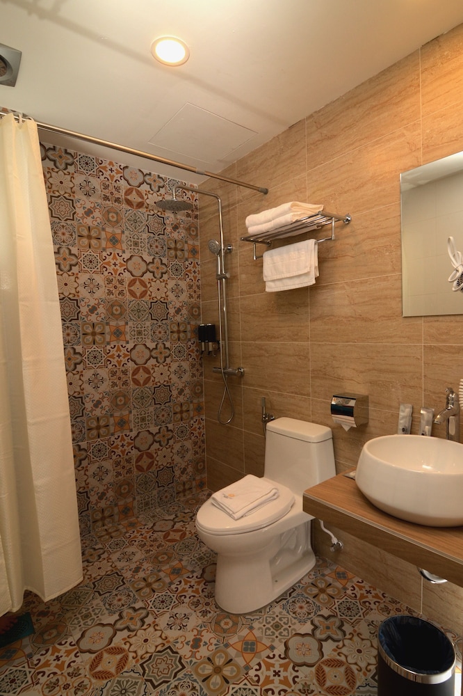 golden roof hotel seri iskandar