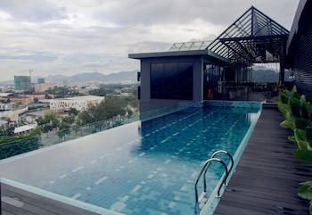 m roof hotel and residences