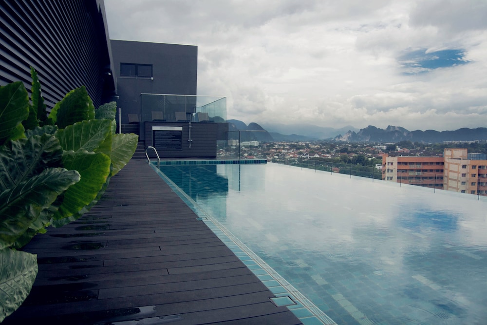 m roof hotel and residences