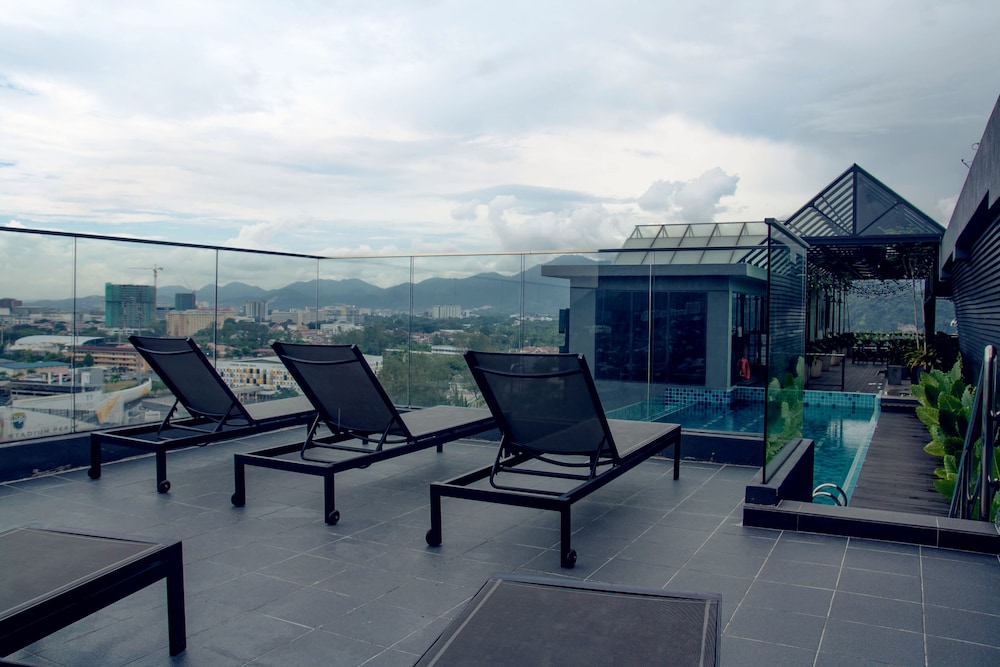 m roof hotel and residences