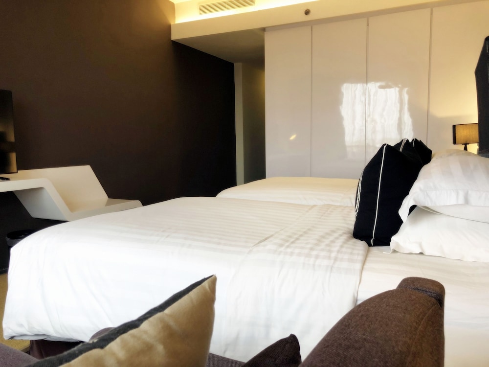m roof hotel and residences