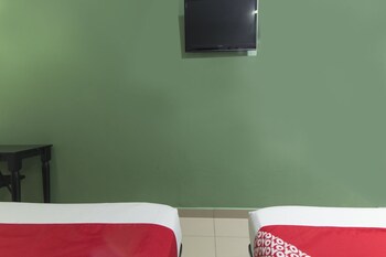 oyo 90296 red orange hotel port klang