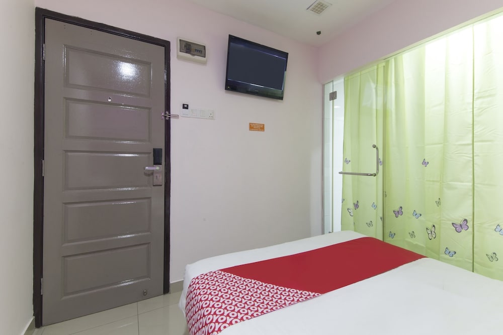 oyo 90296 red orange hotel port klang