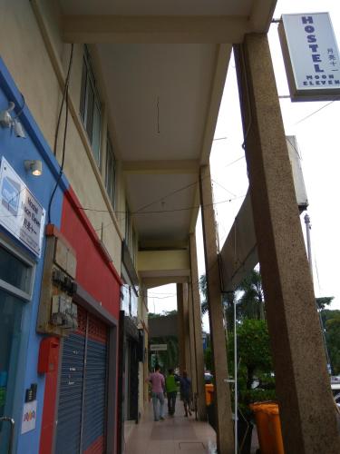 moon eleven hostel airport transit klia