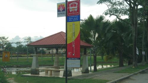 moon eleven hostel airport transit klia