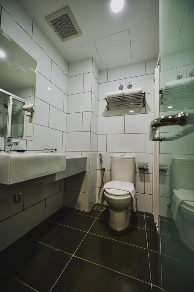 oyo townhouse selayang formerly rhr hotel