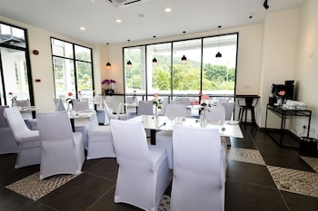 oyo townhouse selayang formerly rhr hotel