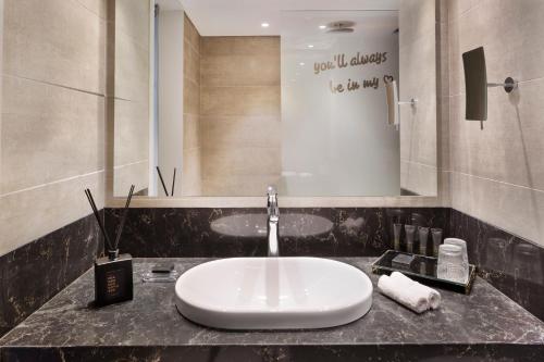 publica isrotel autograph collection