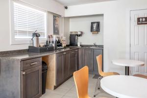 Motel 6 Fort Nelson, Bc,Fort Nelson>>British Columbia,2 star