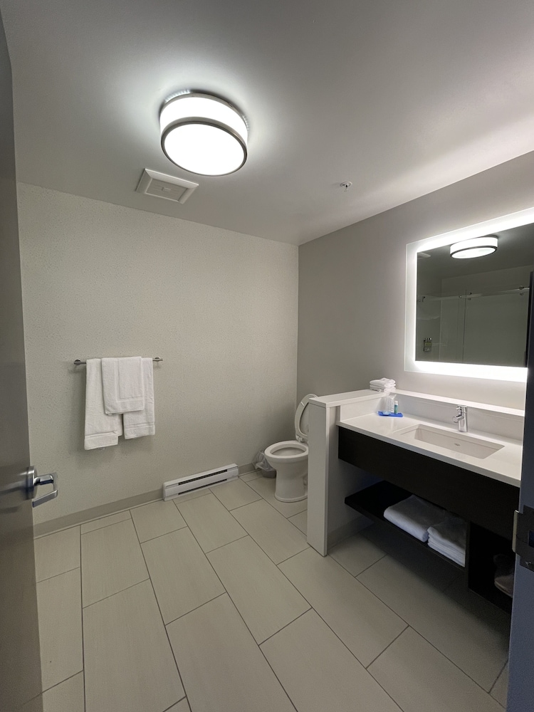 holiday inn express and suites gatineau ottawa