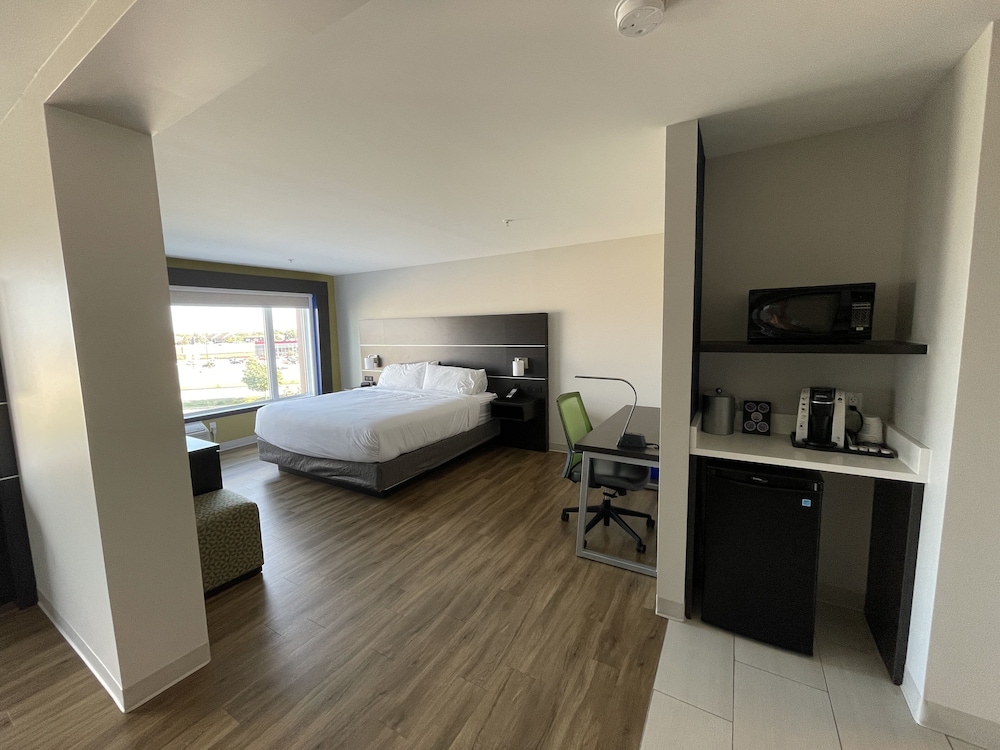 holiday inn express and suites gatineau ottawa
