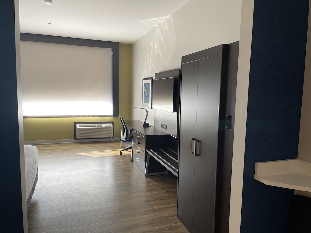 holiday inn express and suites gatineau ottawa
