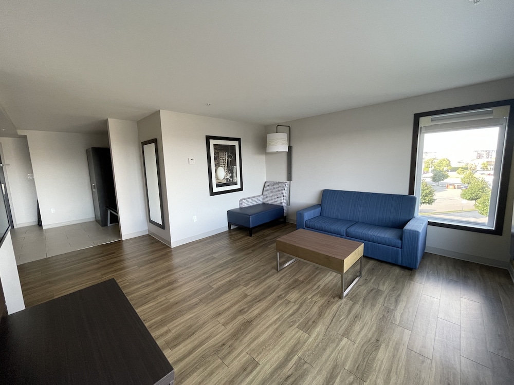 holiday inn express and suites gatineau ottawa