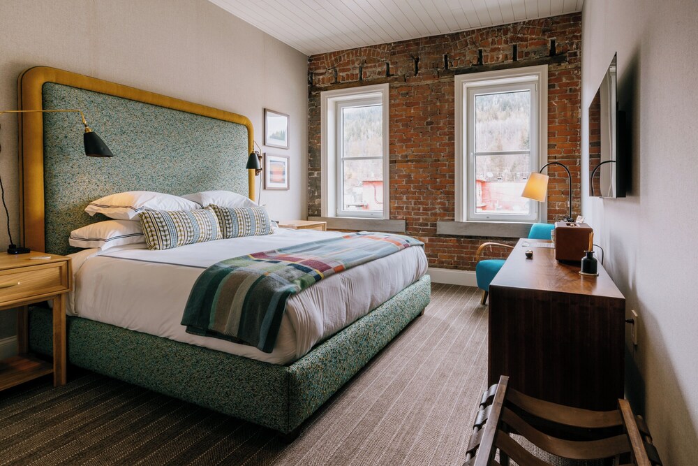 eleven revelstoke lodge