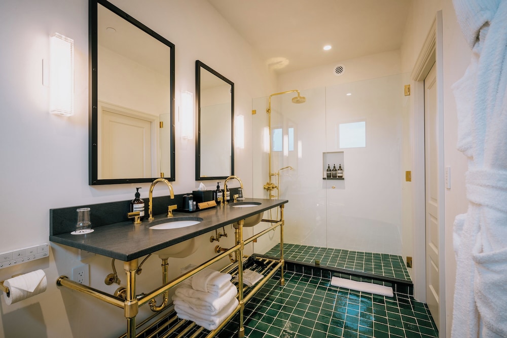 eleven revelstoke lodge