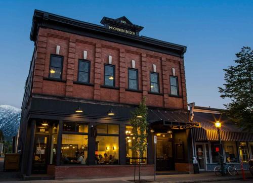 eleven revelstoke lodge