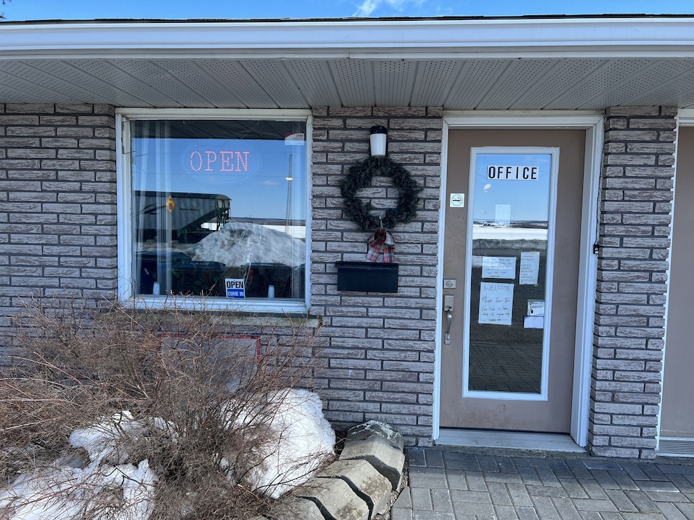 earlton motel
