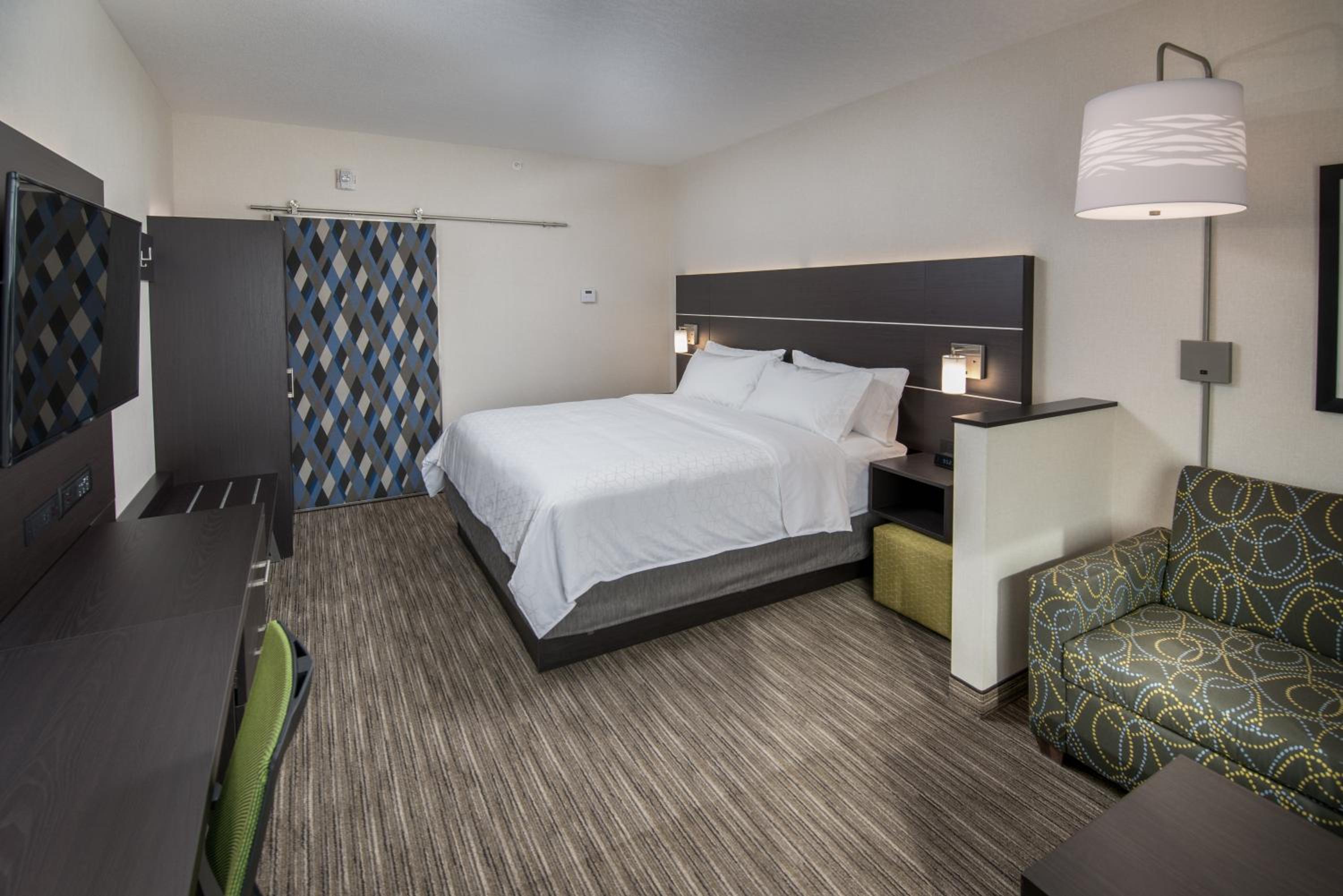 holiday inn express and suites saskatoon east university
