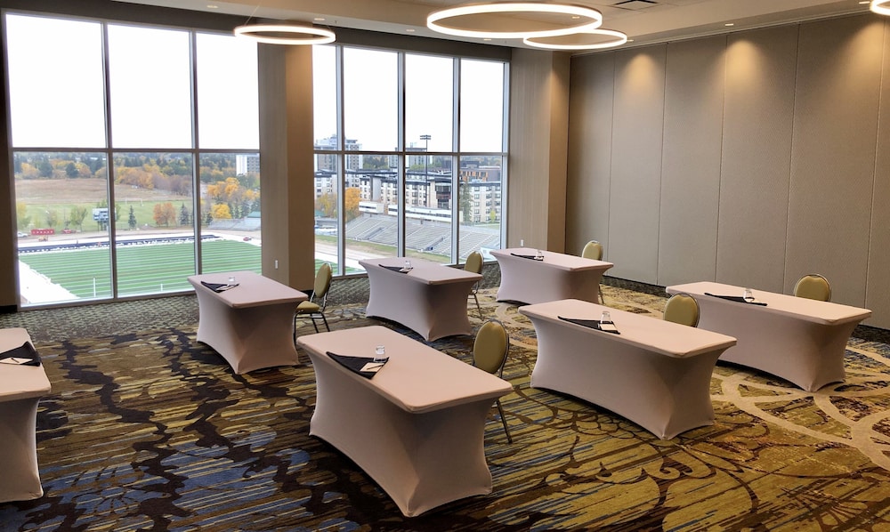 holiday inn express and suites saskatoon east university