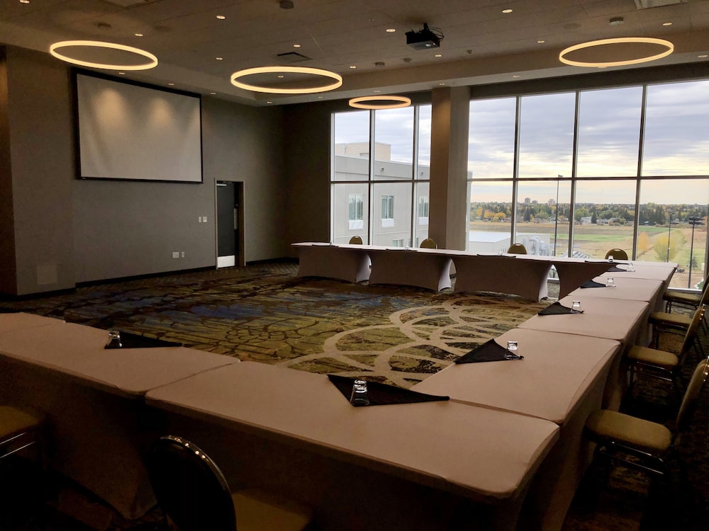holiday inn express and suites saskatoon east university