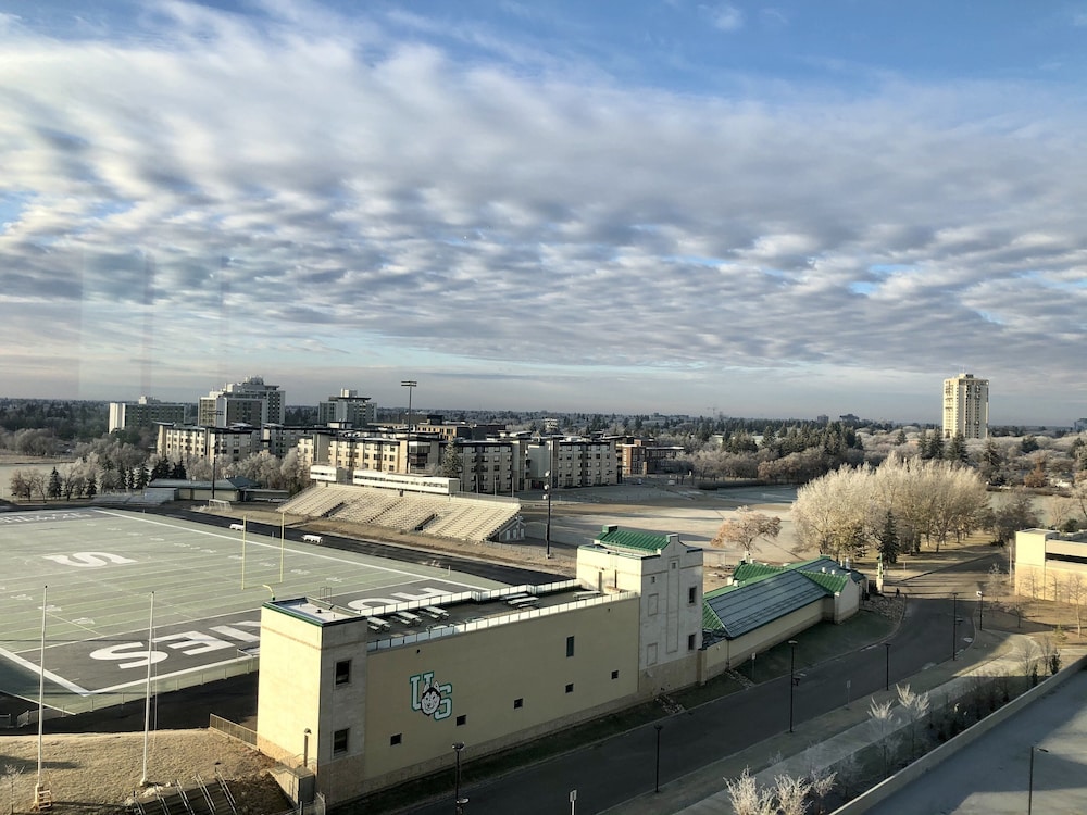holiday inn express and suites saskatoon east university