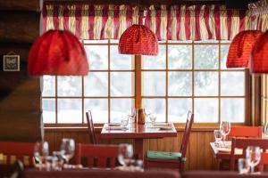 storm mountain lodge cabins and dining