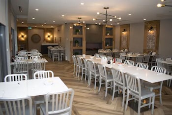 Vittoria Hotel And Suites,Near American Falls,4 star