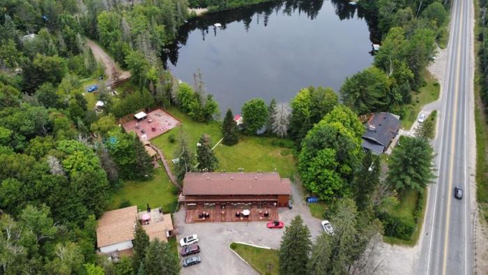 hotel le petit lac sainte adele