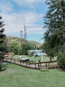 hotel le petit lac sainte adele