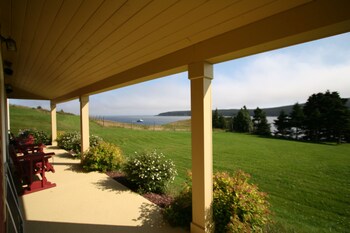 The Bread & Cheese Country Inn,Mount Pearl>>Bay Bulls,2 star