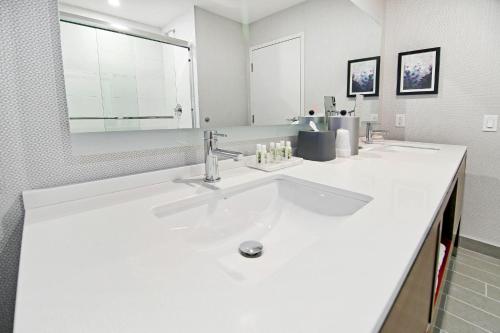 holiday inn hotel and suites calgary airport north by ihg