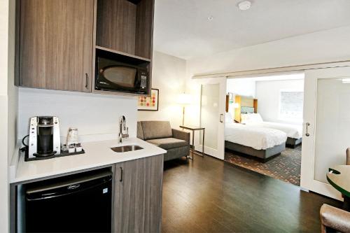 holiday inn hotel and suites calgary airport north by ihg