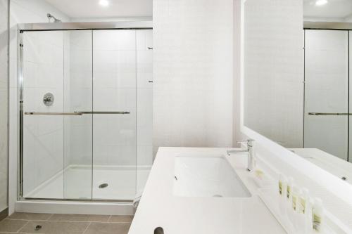 holiday inn hotel and suites calgary airport north by ihg