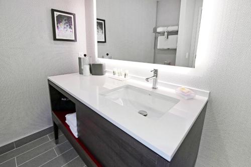 holiday inn hotel and suites calgary airport north by ihg