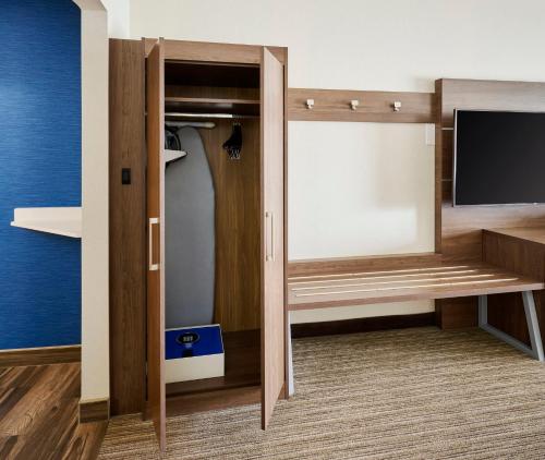 holiday inn express and suites brantford by ihg