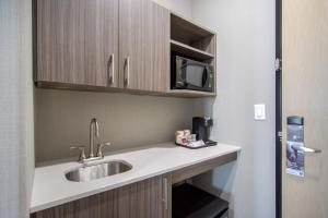 comfort inn and suites